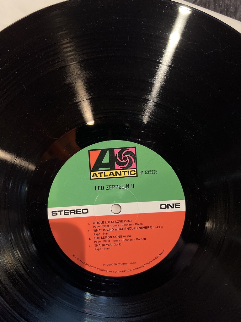 Led Zeppelin II side one label